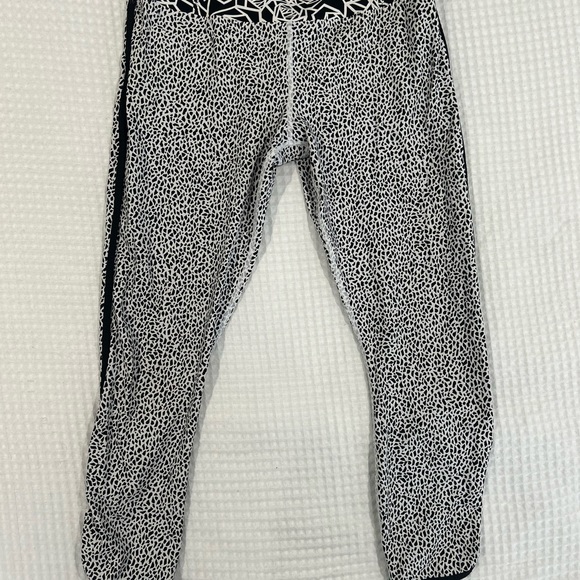 Lululemon like new stunning capri leggings with finished piping. - Picture 6 of 6